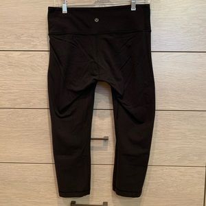 Lulu Lemon Black Reversible Cropped Leggings!